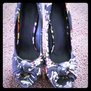 Floral Colin Stuart peep toe pumps. Size 6.5